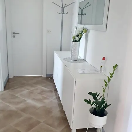 Renovierte In Zambratija Mit Grossem Garten By Interhome 아파트